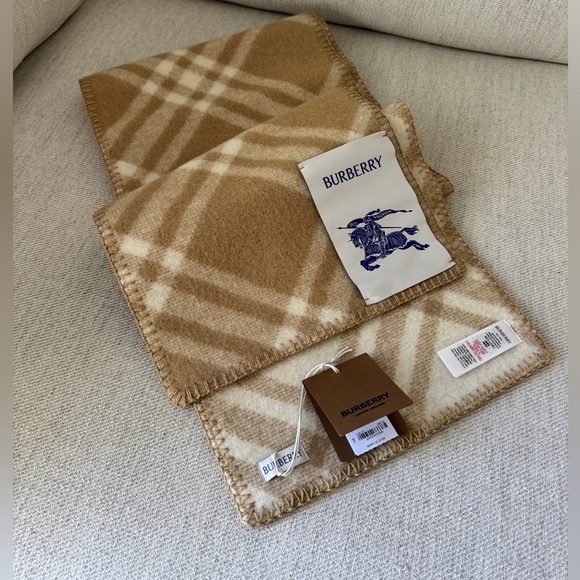 BURBERRY AUTHENTIC WOOL SCARF - Picture 6 of 9